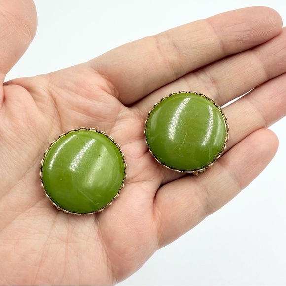 Vintage Lime Green Mid-century Clip On Earrings - Picture 1 of 4